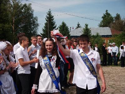 В Ерахтуре Последний звонок прозвучал для одиннадцати выпускников